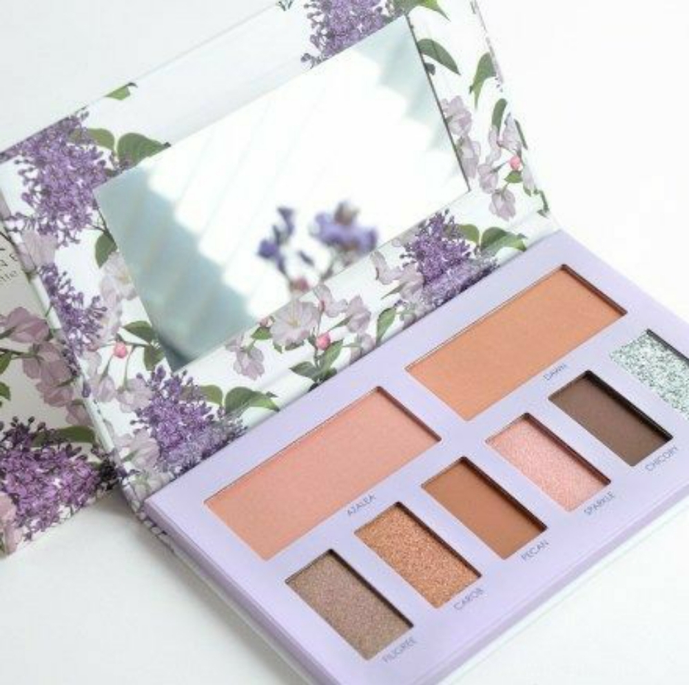 Eyeshadow and blush palette